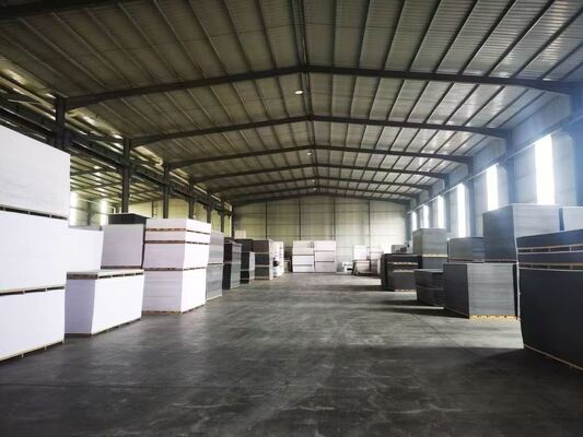 El PVC blanco Celuka de alta densidad 4'' X8 sube al tablero de espuma plástica del PVC para los muebles y el gabinete