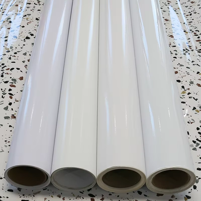 Etiqueta engomada del vinilo autoadhesivo sin burbujas del pegamento gris brillante blanco del revestimiento del coche 100mic/140gsm